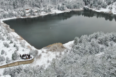 Üniversite öğrencileri kar manzarasıyla mest eden göleti keşfetti