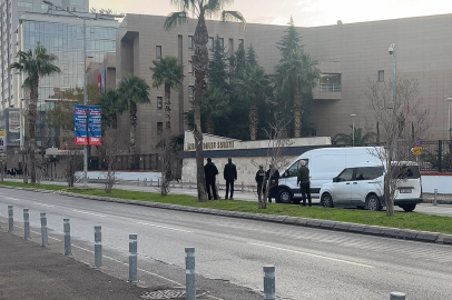 İzmir Adliyesi Önünde Bomba Paniği
