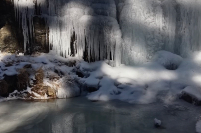 Kazdağları'nda donan şelale görenleri büyüledi