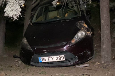 Motosiklet ile Çarpışan Otomobil Alışveriş Merkezi Bahçesine Uçtu: 2 Yaralı