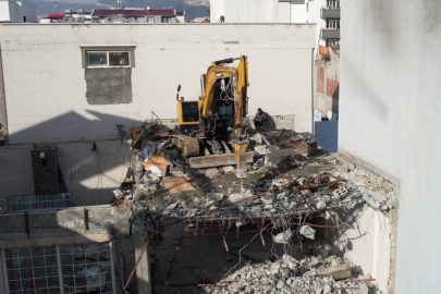 Binalar, yarışma programlarında gösteri yapan operatör tarafından yıkılıyor