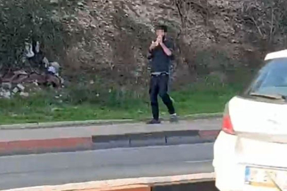 Sokak ortasında rezil görüntü! Kimseye aldırış etmedi