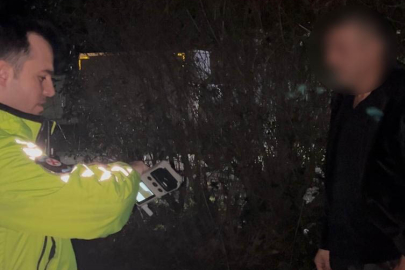 Trafik polisi alkolmetreyi uzattı, "çişim var" deyip arkasını döndü