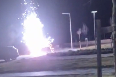 Devlet Hastanesi Bahçesinde Bulunan Bir Araç Alev Alarak Patladı