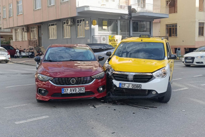 Sinyal verip yolu geniş alan otomobile çarpma anları araç kamerasına yansıdı