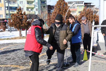 Vatandaşların gözleri kapatıldı, bastonla caddede yürümeye çalıştılar