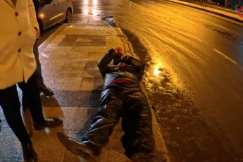 Buzlu yolda motosiklet kaydı, yola savrulan kurye yaralandı