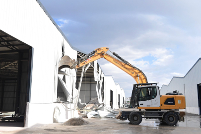 Demirtaş’ta Kaçak Depolar Yıkıldı