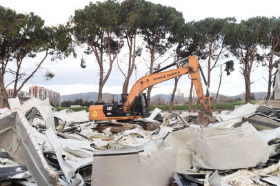 Tarım arazisine kaçak yapılan depolar yıkıldı