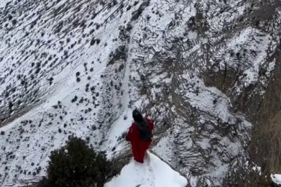 Uzundere'de Cengiz Koçak'tan nefes kesen wingsuit atlayışı