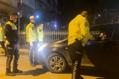 ‘Eşim gelmeden araçtan inmem' diyerek polislere direndi