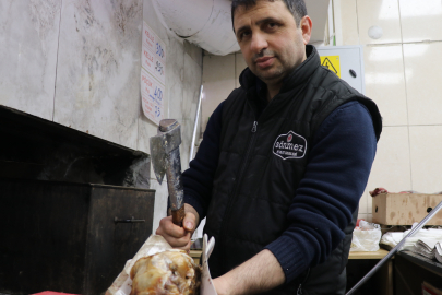 Binbir zahmetle hazırlanıyor, baltayla yarılarak servis ediliyor