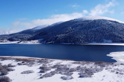 Karla beyaza bürünen Abant Gölü Milli Parkı, kartpostallık manzaralar oluşturdu