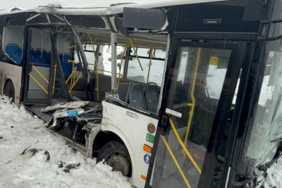 Diyarbakır'da belediye otobüsü trenle çarpıştı: 1 yaralı