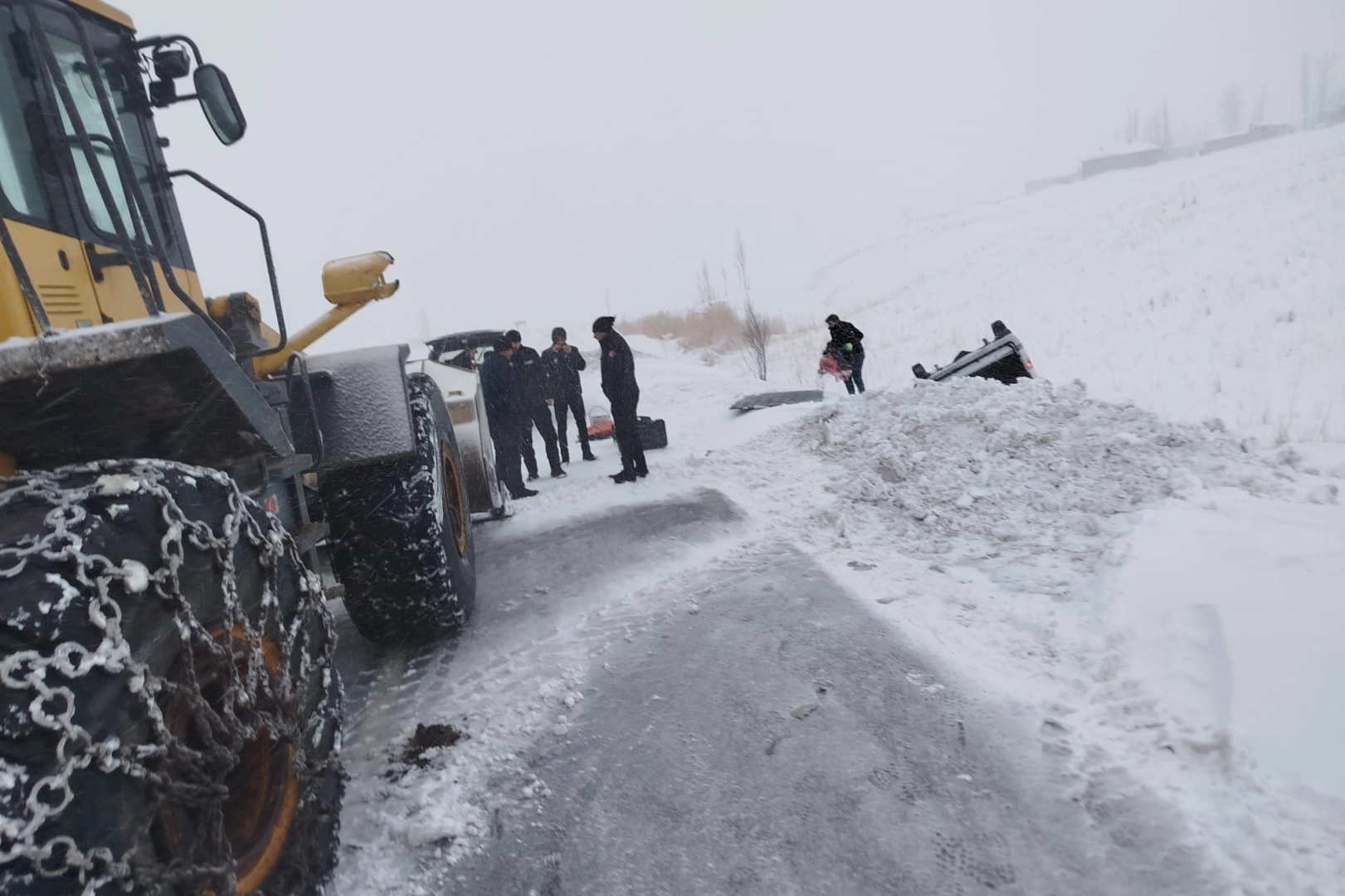 Van'da yoldan çıkan minibus kara saplandı