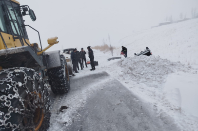Van'da yoldan çıkan minibus kara saplandı