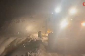 Yoğun kar yolu kapattı, ekipler mahsur kalan araca ulaştı