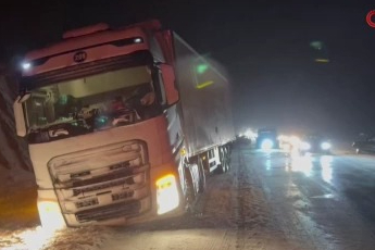 Yol buzlandı, tırlar makasladı