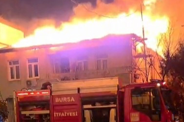 Bursa'da İki Katlı Ev Alev Alev Yandı