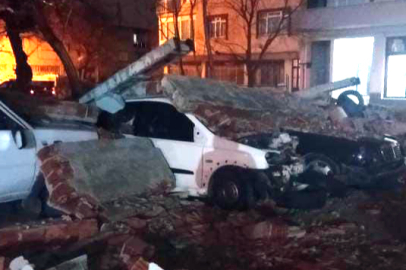 Bursa'da lodos duvarı devirdi, altında kalan 10 araç hasar gördü