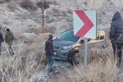 Buzlanmadan dolayı yoldan kayan otomobil yol kenarına uçtu