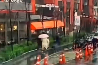 Beyoğlu'nda feci olay: Şehir plancısı üzerine kaldırımda tabela düştü