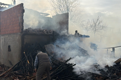 Ahırda çıkan yangın, bitişiğindeki iki katlı evin çatısına sıçradı