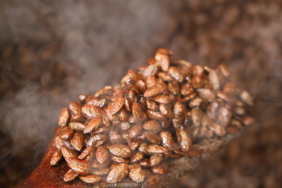 Badem şekerine Türk kahvesi dokunuşu