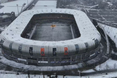 Başakşehir'de stadyum, evler ve yerlerin üzeri karla kaplandı