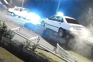 Yoldan çıkarak kayan bir otomobil korkulukları çarparak durdu