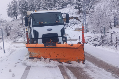Kar yağışı nedeniyle küreme ve tuzlama çalışmaları sürüyor