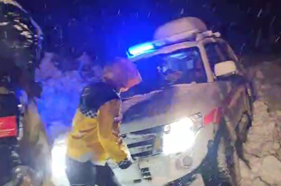 Muş’ta kapanan köy yolunda ambulans kurtarıldı, ateşli çocuğa müdahale edildi