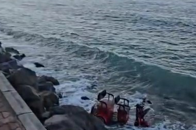 Mudanya Altınkum'da üç tekerlekli elektrikli motosiklet denize uçtu: 2 yaralı