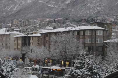Bursa'da sabah saatlerinde etkili olan kar yağışı kenti beyaza bürüdü