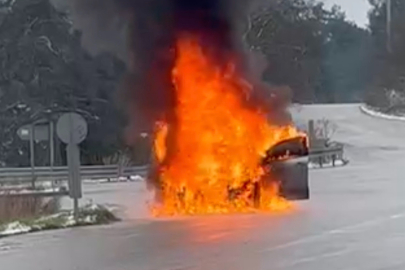 Bursa'da otomobil alev topuna döndü