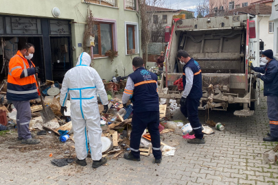 Görükle’de çöp eve dönüşen iki katlı bina temizlendi
