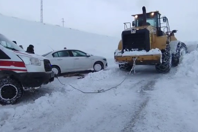 Erzurum’da ilçeye hasta getiren ambulans yolda kaldı