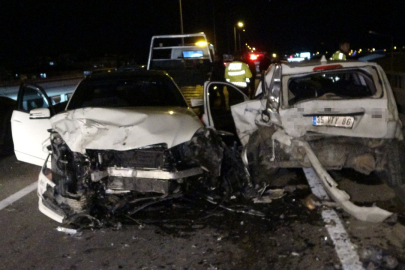 Köprülü Kavşakta 3 araçlı zincirleme kaza: 2 yaralı