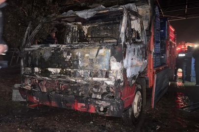 Park Halindeki Kamyonet Alev Alev Yandı