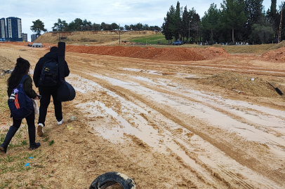 Öğrenciler ve Öğretmenler Çamur İçinde Okula Gidip Geliyor