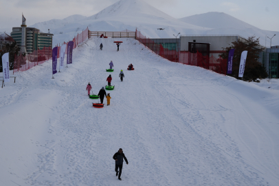 Atatürk Üniversitesi'nde öğrenciler için kayak ve kızak pisti yapıldı