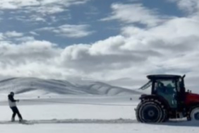 Önce hayvanlara baktı sonra traktör arkasında snowboard yaptı