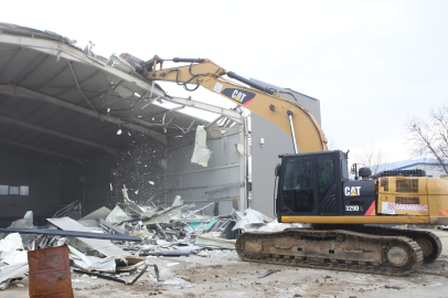 Nilüfer’de iki kaçak iş yeri yıkıldı