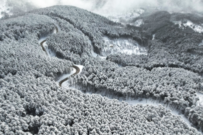 Uludağ'ın beyaza bürünen virajları mest etti