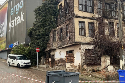 Namaz kılmak için camiye gidince çöken binanın altında kalmaktan kurtuldu