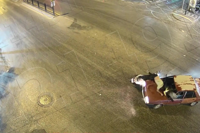 Motosikletli Kavşakta Önüne Çıkan Otomobile Hızla Çarparak Kaputa Yapıştı