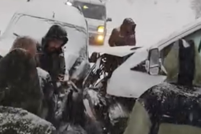 Hakkari'de İki Kamyonet Kafa Kafaya Çarpıştı