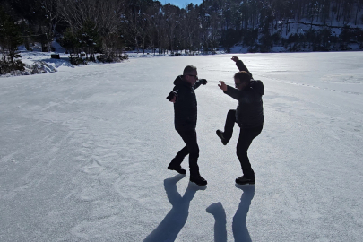 Bursalı dağcı 6 yıldır buz tutan göllerin üzerinde yürüyüp içine giriyor
