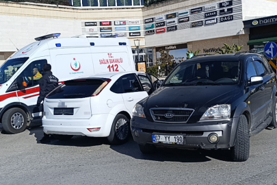 İki Otomobil Çarpıştı: 3 Yaralı
