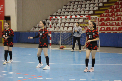 Aynı takımdaki hentbolcu üçüzleri gören şaşırıyor